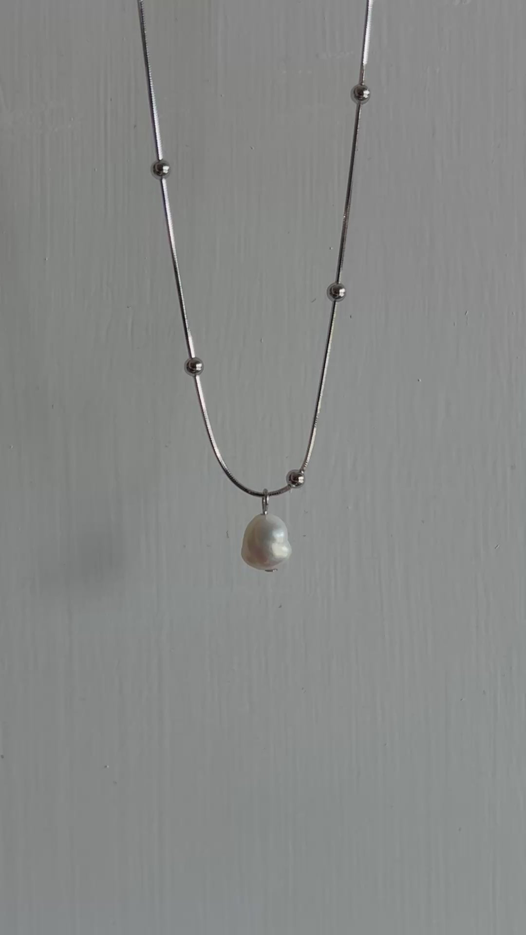 載入影片：Silver Tide Baroque Pearl Drop Necklace