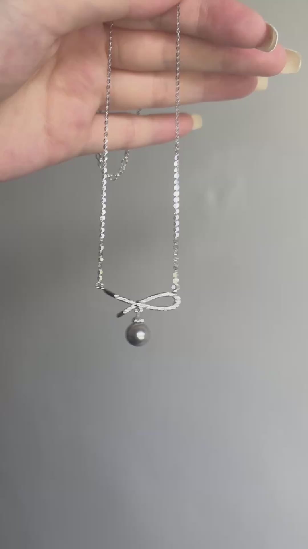 載入影片：Pavé Ribbon Pearl-Style Necklace
