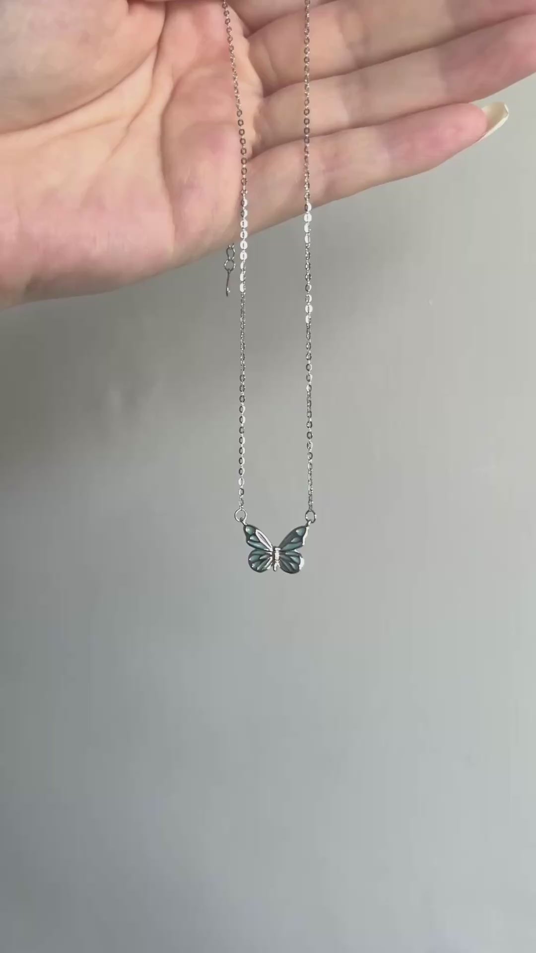 載入影片：AquaGlow Butterfly Necklace
