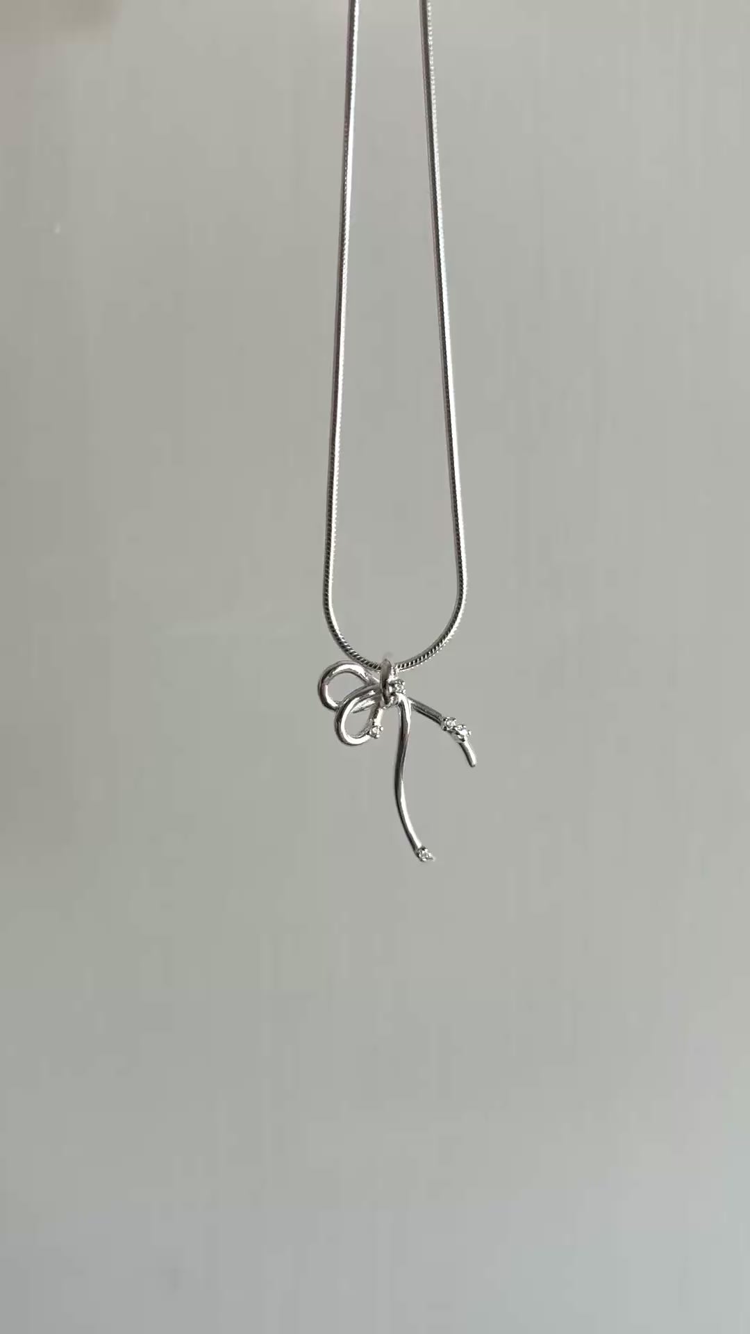 載入影片：Satin Ribbon Bow Necklace