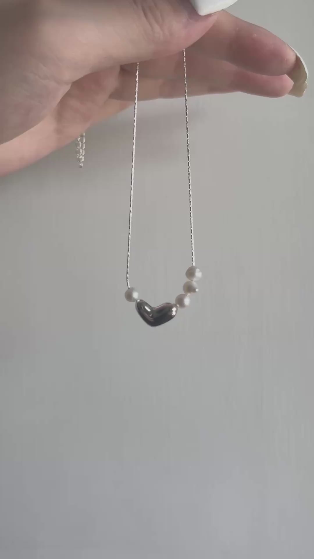 載入影片：Pearl Embrace Heart Necklace