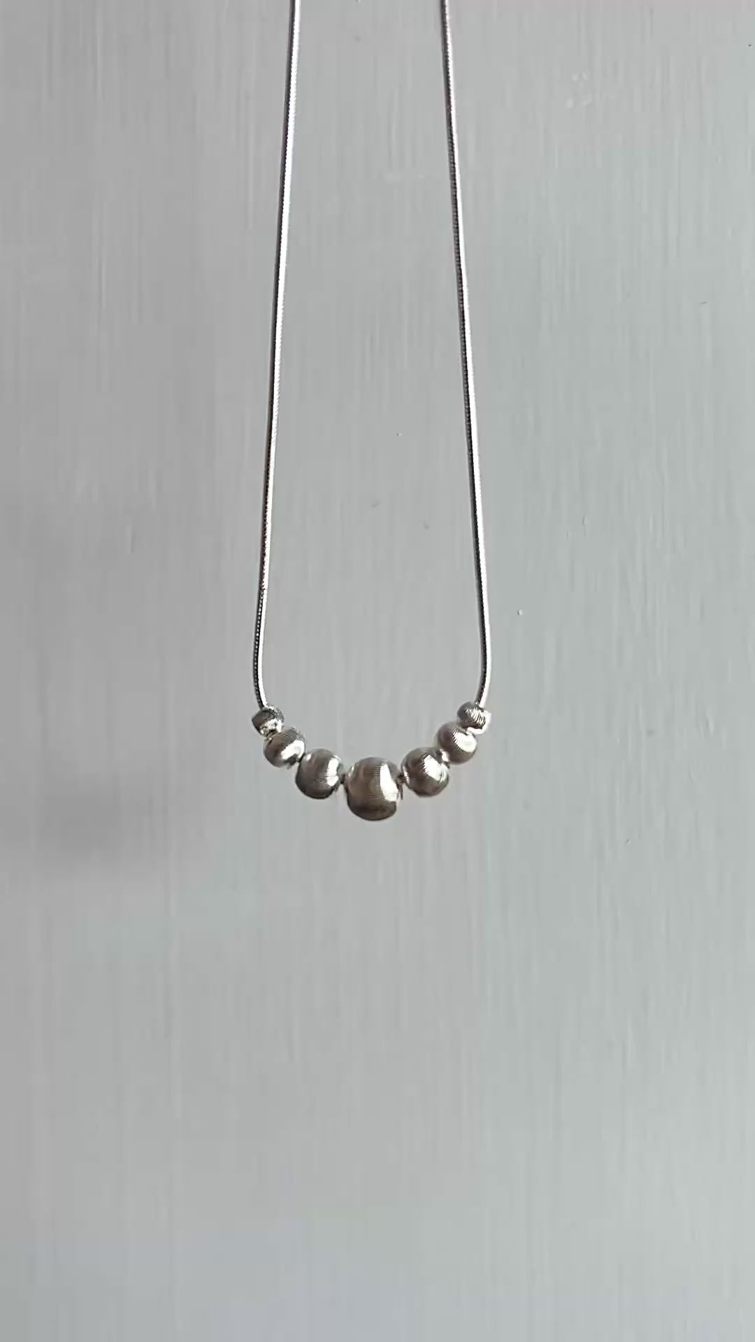 載入影片：Liquid Pebble Silver Snake Chain Necklace