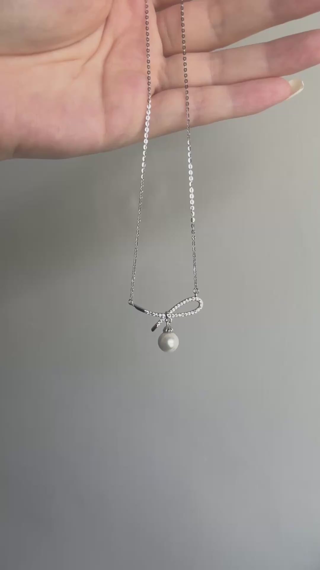 載入影片：Pavé Ribbon Pearl-Style Necklace
