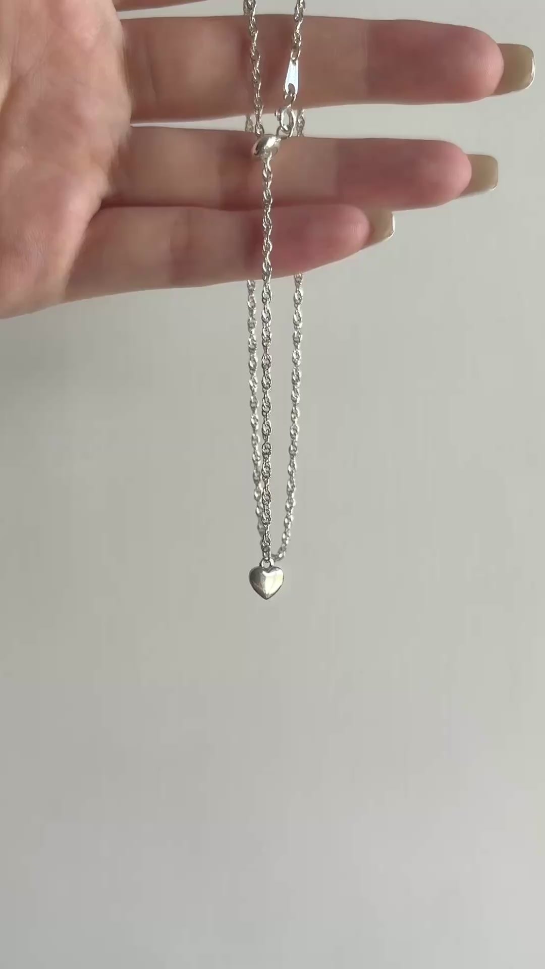 載入影片：Molten Pearl Heart Necklace