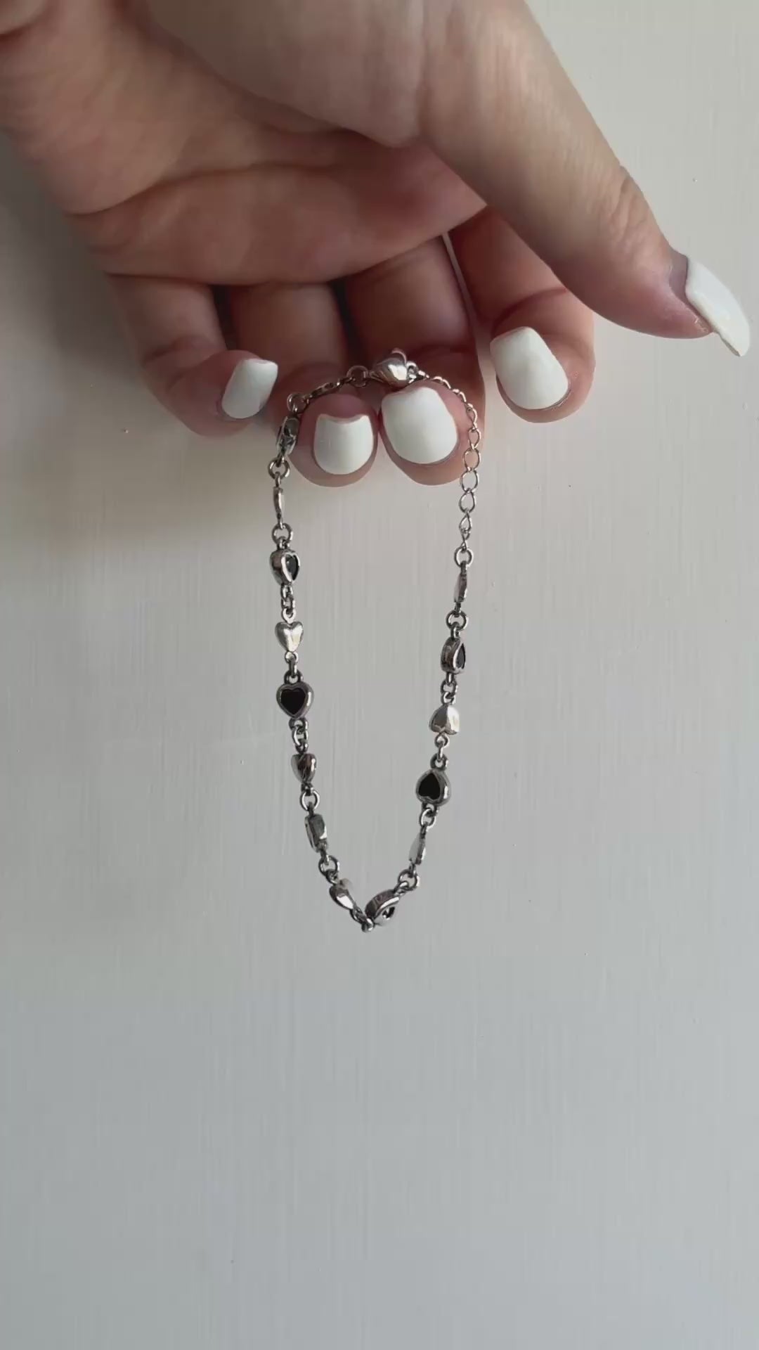 載入影片：Black Velvet Heaart Link Bracelet